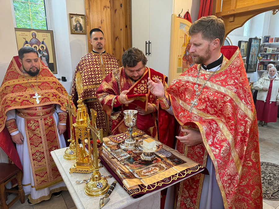 Благочинный церквей Королёвского округа в день памяти святых мучениц Веры, Надежды, Любови и матери их Софии возглавил Божественную литургию в одноимённом храме г. Пушкино 